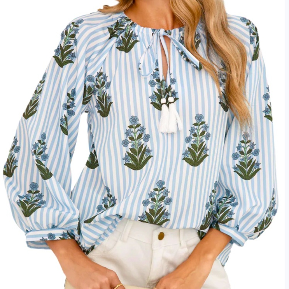Women's Beautiful Blue & White Feather Print Tie in Front Top - Size XL